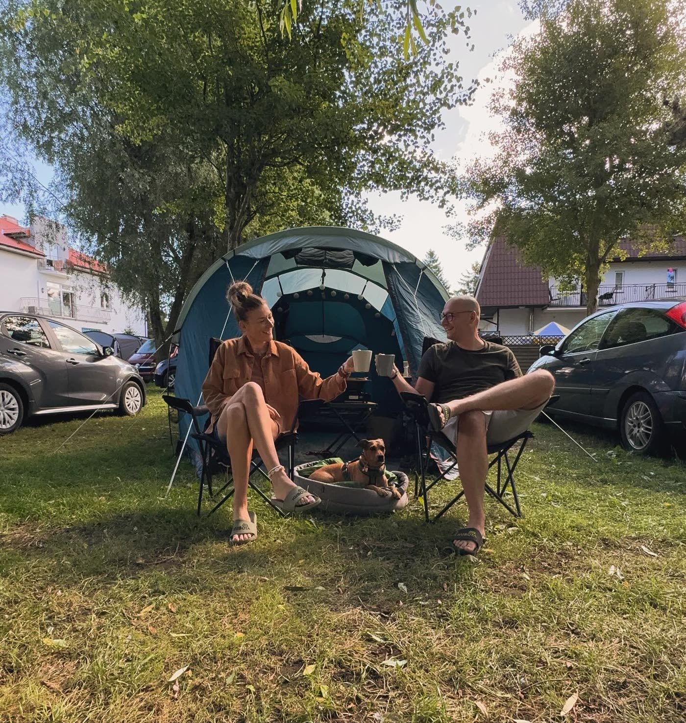 Emi i Jan przy namiocie na kempingu
