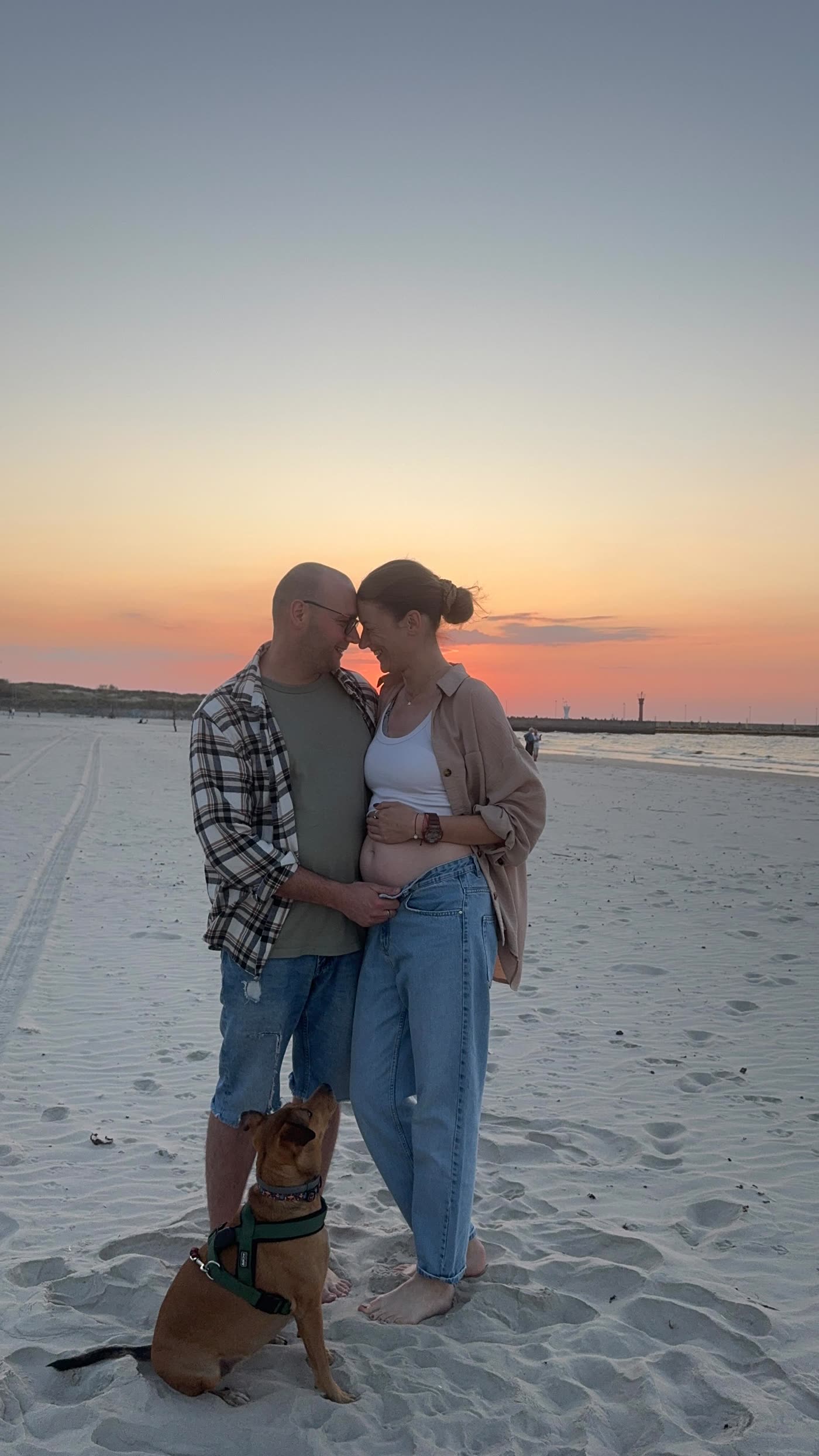 Emi, Jan i Lili na plaży o zachodzie słońca
